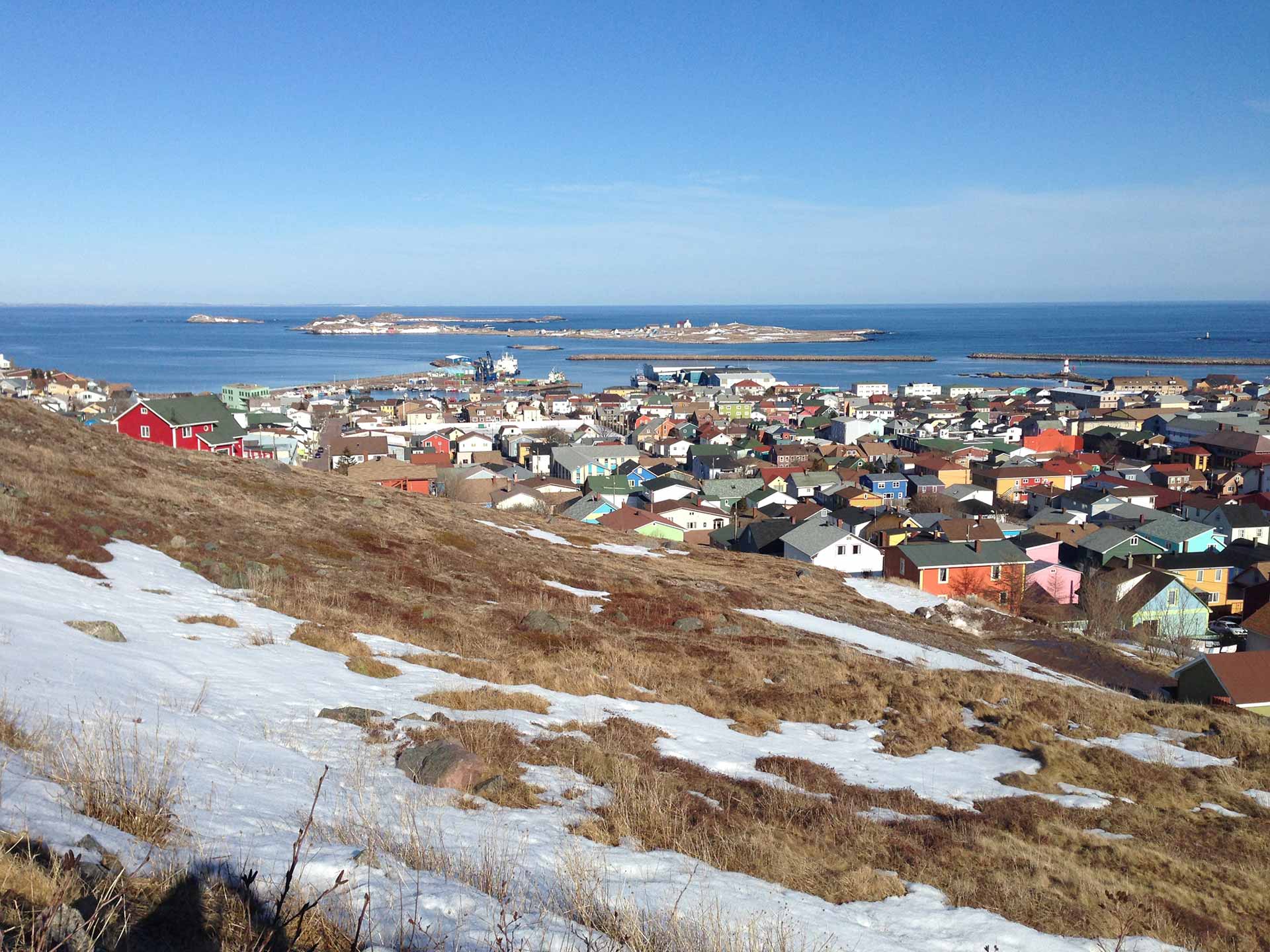 Vue sur la ville de Saint-Pierre et l'Île aux Marins